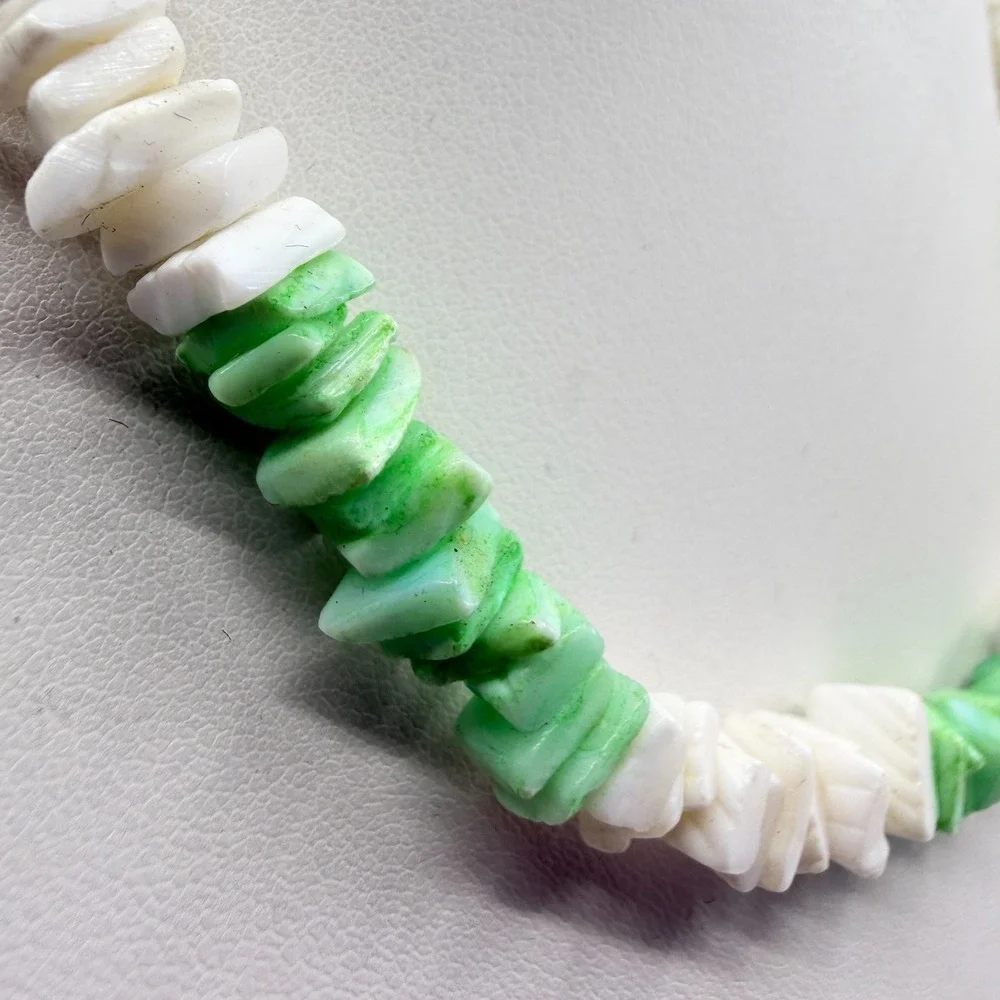 Vintage Y2K Chip Bead Necklace White & Green Retro Beach Jewelry